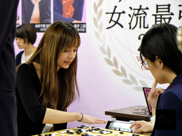 2018扇興盃世界女子最強戰16日舉行冠亞軍賽，代表台灣出賽的棋士黑嘉嘉（左），最後輸給中國棋士於之瑩，拿下亞軍。(中央社提供)