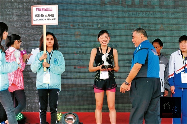 蔡雅安（中）奪下國內女子組冠軍。(自由時報提供)
