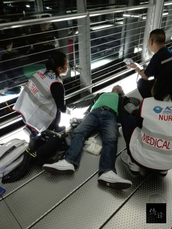 救人一命 台護理師曼谷機場伸援手一名泰國旅客在曼谷下機時昏迷，同機兩位台灣護理師即時搶救。（華航提供）