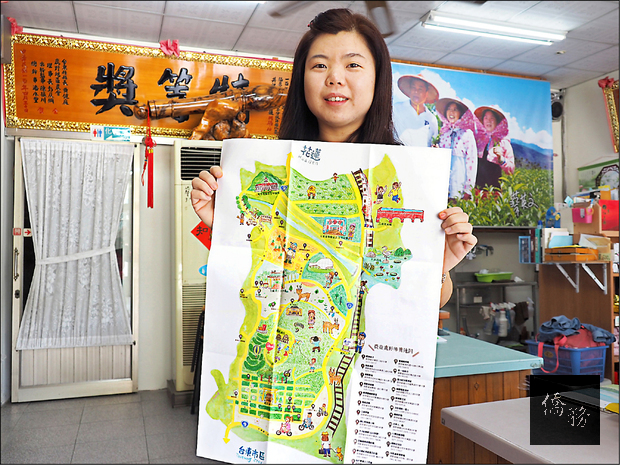 鹿野茶農第三代劉倚瑩變身插畫家，用筆畫出鹿野在地店家特色。(自由時報提供)