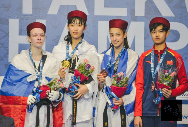 就讀三民高中的跆拳道女將羅嘉翎（左2）12日在2018
世界青少年跆拳道錦標賽女子55公斤量級決賽中獲勝，拿下生涯第二座世青少金牌，也成為台灣首位連兩屆在世青少奪金的選手。（世界跆拳道總會官網提供）