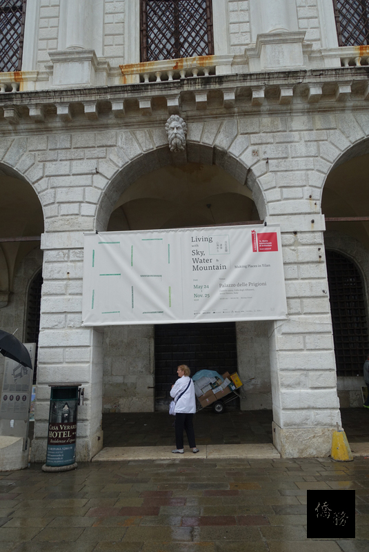 第16屆威尼斯建築雙年展台灣館，24日晚間在義大利威尼斯普里奇歐尼宮推出「活在宜蘭：連結山海水土」展覽，以宜蘭在地經驗，回應本屆大會主題Freespace（自由空間）。