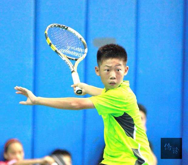 拿下今年法網青少年男單冠軍的台灣「夜市球王」曾俊欣，從小就展現自律精神，自5歲起接觸網球，每天持續訓練，沒有休息卻從未喊累，對自己要求甚嚴。（取自曾俊欣臉書）