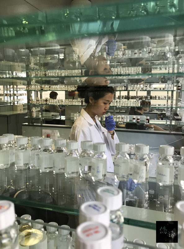 何承涵穿著白大褂，拿滴管從許多小玻璃瓶裡抽出不同氣味的液體滴到試紙上，一邊嗅一邊說，「這些原料裡也有很臭的，像是動物味，但有時加一點點很有用」。（中央社提供）