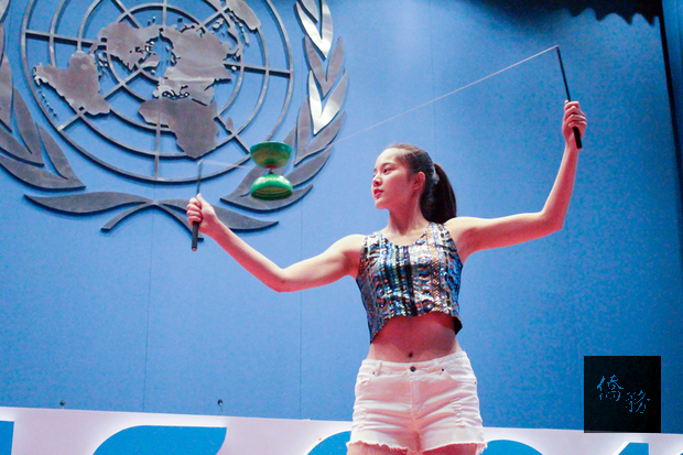 國立清華大學學生邱怡澍參加聯合國主辦的世界大學生領導大會，獲選為唯一在閉幕大會中表演的與會代表，她高超的花式扯鈴技巧，令各國大學生驚艷。（中央社提供）