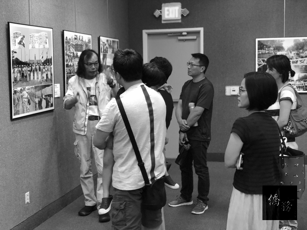 宋隆泉(左1)於民主台灣攝影展親自導覽。