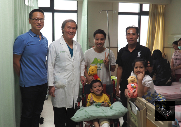 罹患多發性淋巴血管瘤的5歲越南籍劉姓男童（前右2）來台就醫治療，經2階段4次手術，男童復原良好，院方5日幫他舉辦變裝歡送會，慶祝他健康出院獲得重生。（中央社提供）