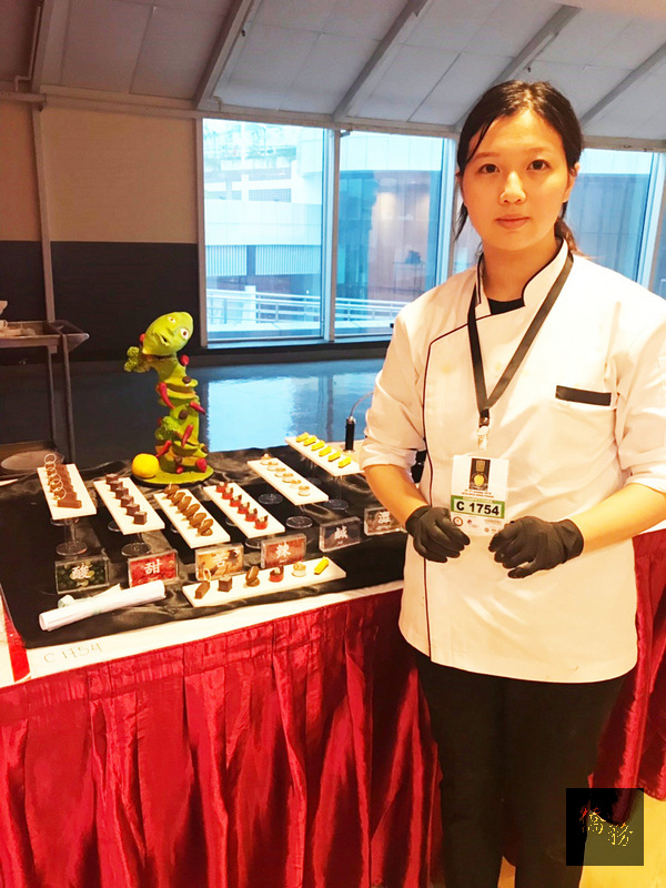 台北城市科技大學烘焙學程學生楊詠帆以能品嚐人生六味的巧克力作品，在2018馬來西亞檳城國際廚藝大賽拿下金牌。（中央社提供）