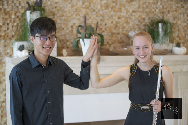 現年18歲的旅德台灣鋼琴家陳冠偉（左），與德國長笛家施奈爾（Nele Schnell，右）搭擋參加烏塞敦（Usedom）音樂節的比賽，獲得第3名的佳績。