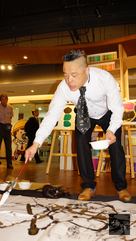 2018台北國際藝術博覽會26日將登場，來台參展的中國大陸抽象書法畫家魏立剛（圖）23日南下高雄舉行展前記者會，展示部分作品並現場揮毫作畫，分享創作心路歷程。