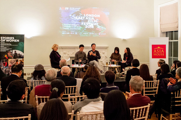 第3屆倫敦東亞電影節當地時間2日舉辦女性電影主題對談，邀請「生生」導演安邦（中）與韓國電影「玻璃庭院」導演申秀媛（右2）等，談論電影中的女性。（中央社提供）