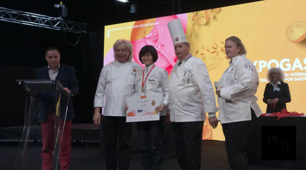 來自台灣的家庭主婦黃秋娥（左3），近日在盧森堡國際廚藝競賽上拿下金牌。