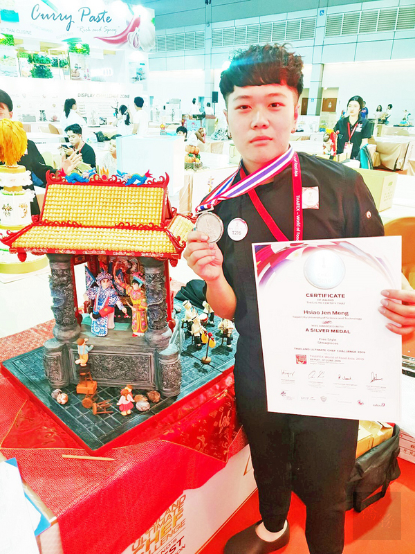 台北城市科技大學餐飲管理系學生蕭仁孟，以歌仔戲翻糖作品在泰國國際廚藝挑戰賽獲得銀牌。（中央社提供）