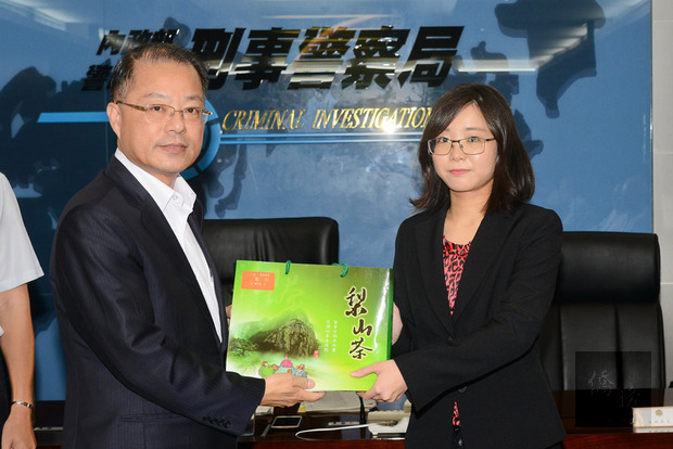 刑事局國際科偵查員曾馨儀(右)榮獲國際女警協會(IAWP)傑出表現獎,9月將赴美接受表揚。刑事局長黃明昭(左)10日也致贈禮品給曾馨儀。(刑事局提供)