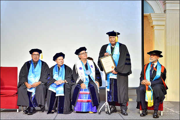 Namoh Rata（吳明義）教授獲頒世界原住民大學榮譽博士學位，今年台灣只有一人獲頒。（東華大學提供）