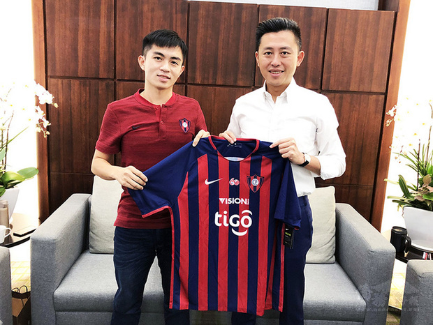 新竹市民林育葦（左）是首位在巴拉圭職業足球出賽的足球員，新竹市長林智堅（右）4日與林育葦會面，並邀林育葦擔任「新竹市足球推廣大使」，推廣足球運動。（中央社提供）