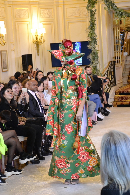 台灣服裝設計師施堉霖在巴黎時裝週發表新作，採用台灣花布為主要布料，以龍鳳、玉山、小籠包等台灣日常生活常見元素為設計題材，希望藉由時尚介紹台灣。（中央社提供）