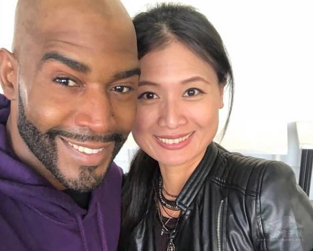 來自台灣的時尚造型師吳劉宜芳(右)為多位好萊塢娛樂圈名人打點服裝,圖為「酷男的異想世界」(Queer Eye)主持人之一布朗(Karamo Brown)。(中央社提供)