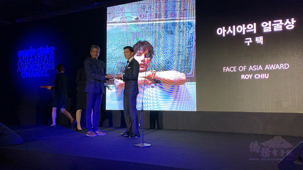 主演國片「江湖無難事」的男星邱澤（右），4日晚間出席南韓釜山影展期間舉行的「亞洲之星大賞」，獲得Face of Asia Award大獎。（中央社提供）