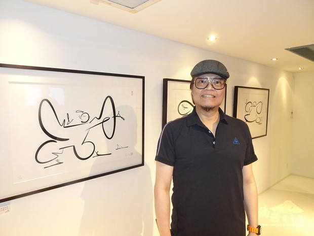 漫畫大師蕭言中世界巡迴展首站選擇在東京展出「禪武」系列作品，線條簡潔但蘊含禪意。(中央社提供)