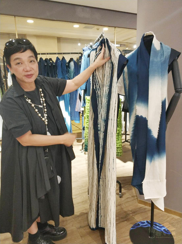 藍染工序複雜且需用心對待，徐秋宜（圖）用天然染色來重新定義高級訂製服裝，她15日起在上海展示推廣自己的作品。(中央社提供)