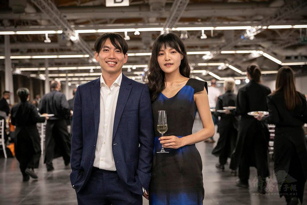 第12屆義大利佛羅倫斯雙年展得獎名單日前揭曉，台灣攝影家廖哲毅（左）獲攝影類首獎。（中央社提供）
