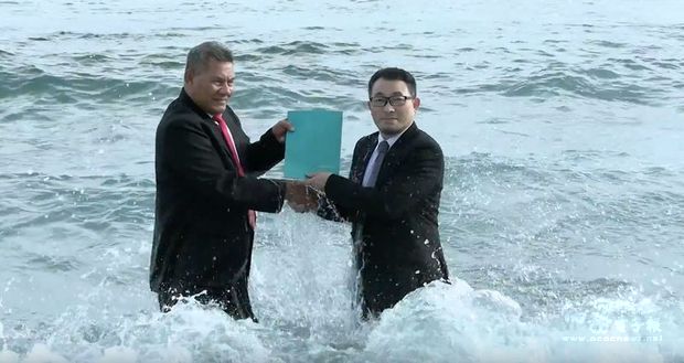吐瓦魯總理拿塔諾（左）11月任命台灣藝術家黃瑞芳（右）為吐瓦魯的氣候緊急大使，證書授權儀式在首都富那富提的太平洋海邊舉行。（中央社提供）
