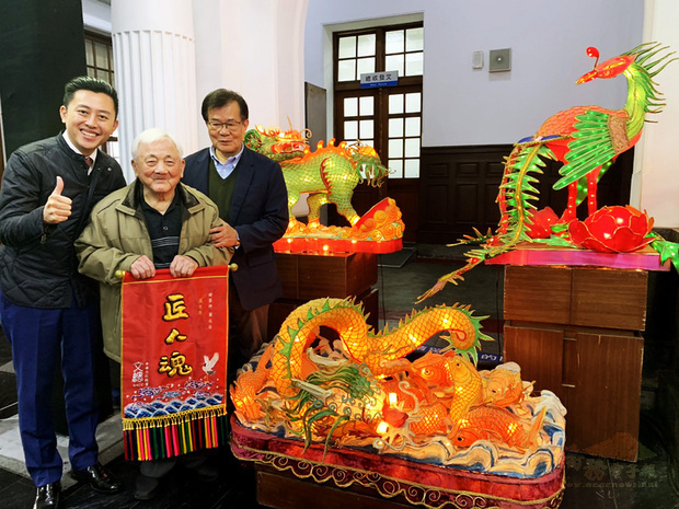 中華文化總會4日頒「匠人魂錦旗」給94歲新竹市國寶級花燈藝師蕭在淦（左2），代表匠人一生懸命的精神獲重視。蕭在淦說，無論是創作燈籠或花燈，他都希望能將技藝延續下去，讓各界看見傳統技藝的文化。(中央社提供)