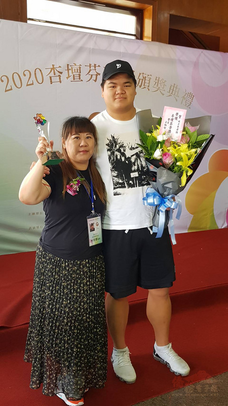 2020杏壇芬芳獎頒獎典禮9日在南投舉行，基隆市建德國中老師林月華（左）出席領獎，職籃球員王柏智（右）過去深受師恩，無預警現身恭賀老師，讓林月華感動不已。（建德國中提供）