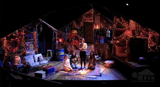 台灣旅美劇場人陳昱璇以「我們親愛的大毒梟之靈」摘下奧比獎最佳舞台設計,劇中樹屋場景採用層層木板交疊的鳥巢概念。(駐紐約台北文化中心提供)