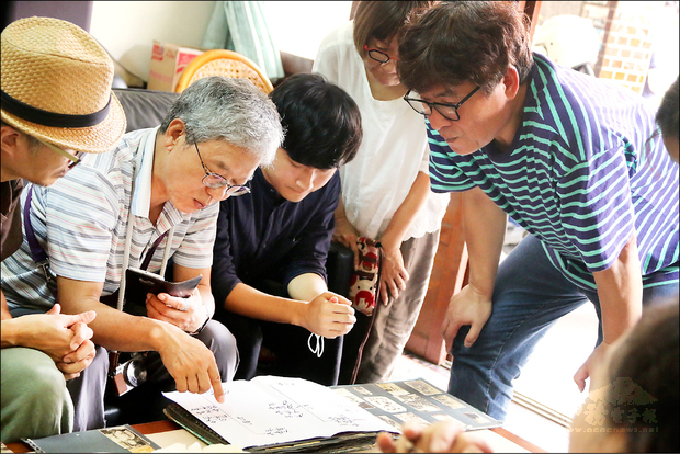 林炳文之孫林紅炎（圖右）寫下簡單的族系表，都珍淳（圖左二）仔細詢問記錄。（自由時報提供）