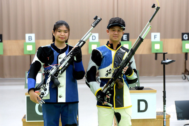 模擬東京奧運對抗賽持續展開，台灣射擊好手林穎欣（左）與呂紹全（右）6日在10公尺空氣步槍混合賽冠軍戰，以16比10奪勝摘金。（國訓中心提供）