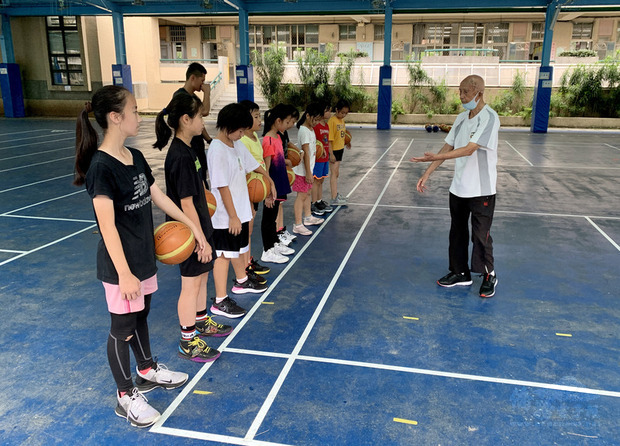 國寶級籃球教練羅毓彪（右）執教生涯超過一甲子，學生裡有男生也有女生，已高齡94歲的他，目前在永和國小擔任女子隊教練。（中央社提供）