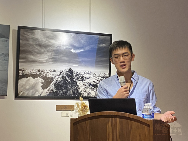 青年登山者林雋攝影展「與山的一支獨舞」8日舉行開幕活動，他在2019年間獨攀阿爾卑斯山馬特洪峰成功，過程中所拍下影像則於這次攝影展呈現，盼和更多人分享他的旅途。（中央社提供）