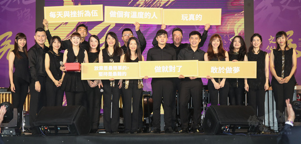 第39屆行政院文化獎頒獎典禮20日在台北松山文創園區舉行，擊樂名家朱宗慶獲獎，朱宗慶打擊樂團三代團員到場獻上祝福。（中央社提供）