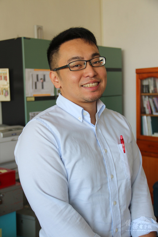 苗栗地檢署檢察官黃振倫獲選第58屆十大傑出青年,診斷患有妥瑞氏症的他,天生活潑好動,卻懂得把精力投入培養興趣與工作,黃振倫說,「只要保有熱情,就會開心,人生有無限可能!」(中央社提供)