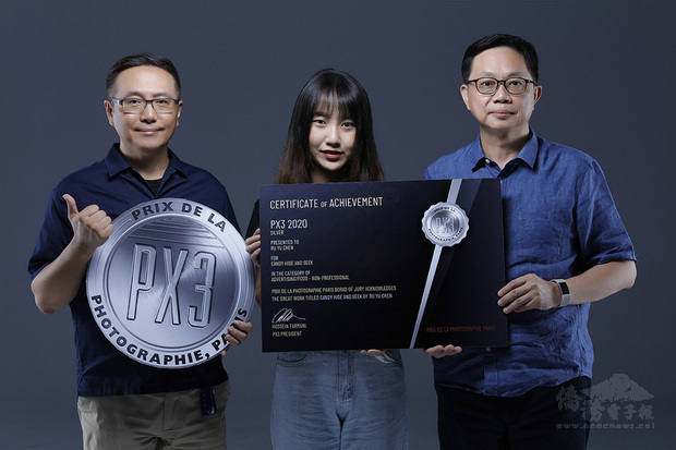 世新大學圖傳系學生陳如瑀（中）以將甜蜜的食物融入日常為創作理念，推出一系列商業攝影作品，獲法國巴黎PX3國際攝影賽廣告類銀獎肯定。（世新大學提供）