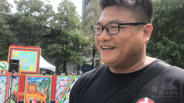 雲林縣今日掌中劇團團長許家誠(圖)曾一度抗拒承接家業,直到因案入獄,父母透過布袋戲鼓勵、支持著他,讓他重拾信心,在獄中習得掌中劇技能,2年前受邀到雲林第二監獄擔任傳統技藝班布袋戲指導,用自己的人生經驗,幫助其他收容人學習一技之長。(中央社提供)