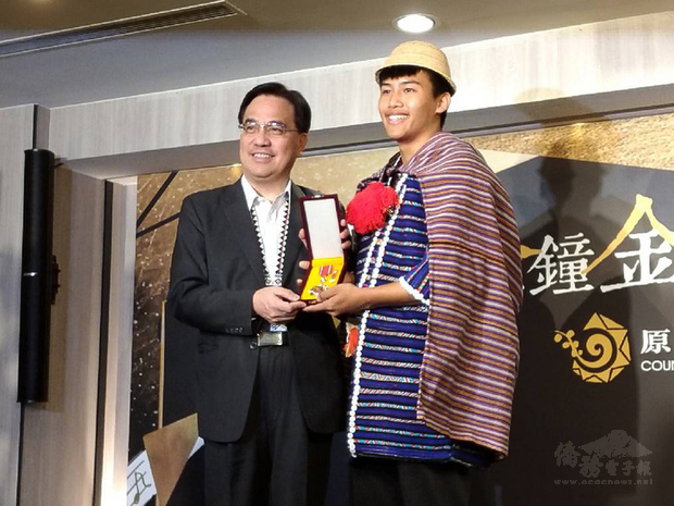 原住民族委員會8日晚間舉辦「金鐘金曲 原民新星」慶功晚宴，原民會主委夷將．拔路兒（左）頒發「原住民族專業獎章」給優秀的得獎者。電視金鐘獎兒童少年節目主持人得獎者陳宇（Buya）（右）表示，非常榮幸能穿著泰雅傳統服飾、為泰雅爭光。（中央社提供）