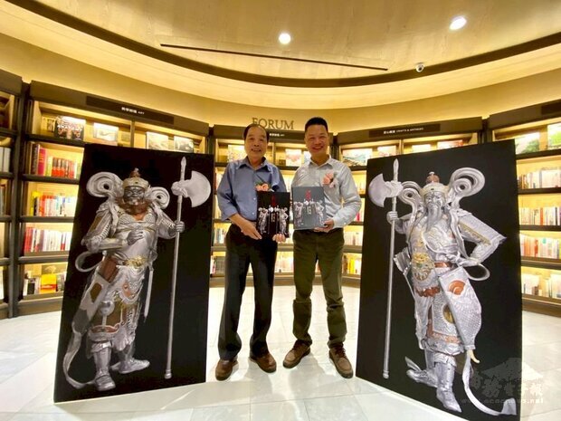 獲文化部認為定為「人間國寶」的台灣錫工藝藝術家陳萬能(左)7日舉行新書發表會,該書由他的三子陳志揚(右)執筆,傳述國寶陳萬能的錫藝人生。(文化部文資局提供)