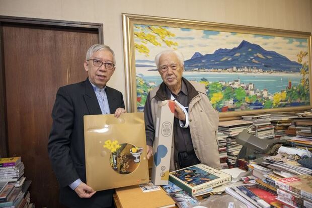 國美館館長梁永斐（左）與藝術家何肇衢先生（右）互相致贈禮物