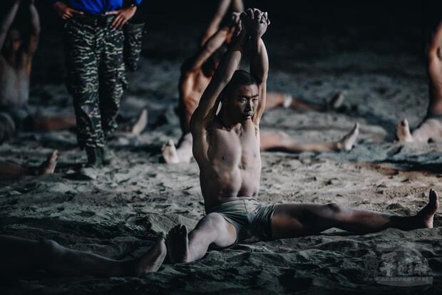 兩棲偵搜專長班151期實施夜間的蛙人操鑑測。