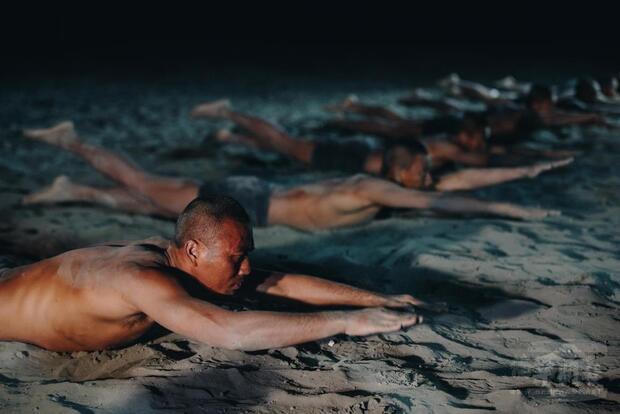 蛙人操共分成俯臥打水、仰臥打水、跪臥挺腹等動作。