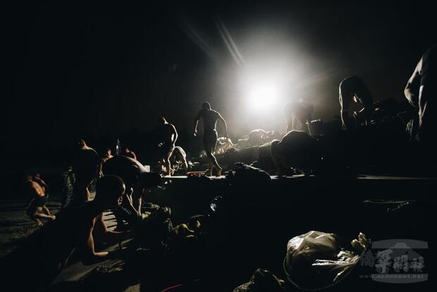 助教吹哨緊急集合。