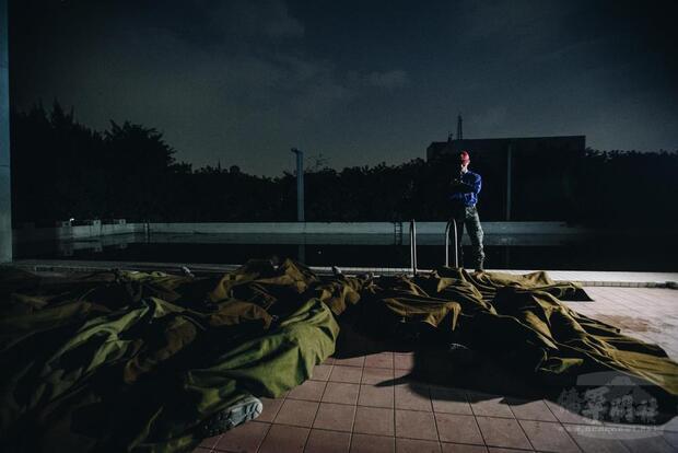 學員們在一小時的時間中吃飯、向醫官報到治療傷口以及休息片刻。