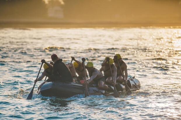 學員區分3艘戰鬥突擊艇，實施海上操舟。