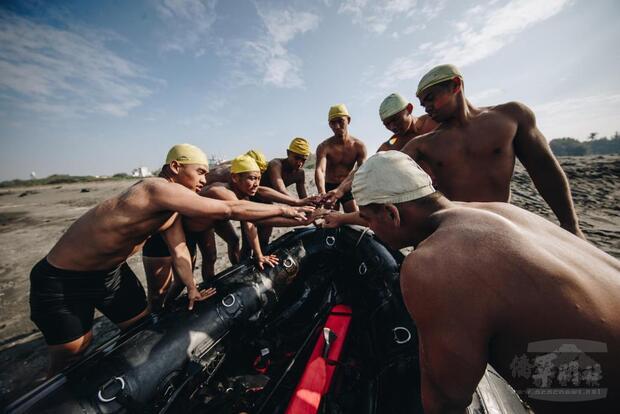 海上操舟考驗體能戰技與團隊向心力。