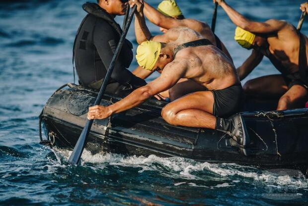 操舟時要同時入水並同時划槳，才能有效控制速度。