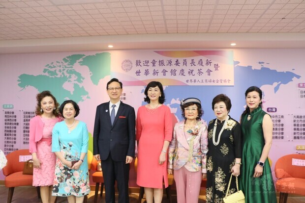 世華新會館於今年新落成，僑委會委員長童振源（左3）到場慶賀。