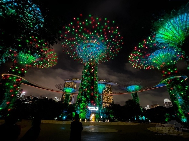 新加坡濱海灣花園的夜間燈光音樂秀自8日起重新登場，今年預計推出10個不同主題的表演。